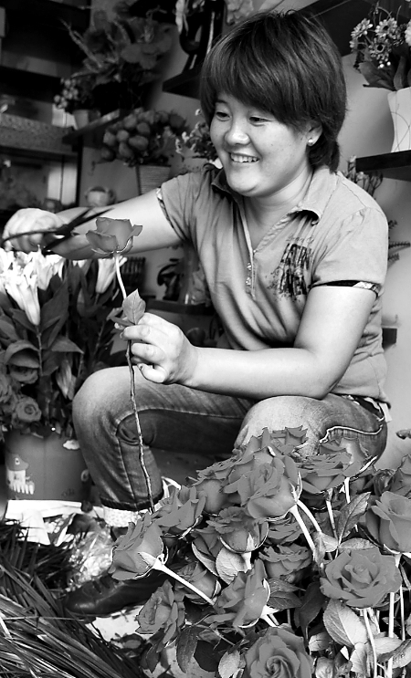 8月21日，內(nèi)黃縣一家鮮花店的工作人員正在包裝鮮花。