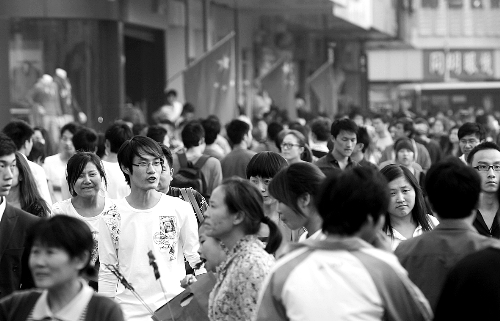 8天長假中，逛街購物的人數(shù)激增，鄭州市德化步行街上“人潮洶涌” 河南商報(bào)記者 王春勝/攝