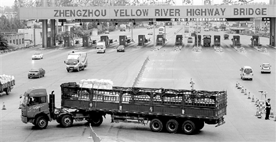 一輛6軸大貨車被路政人員勸阻后，掉頭返回