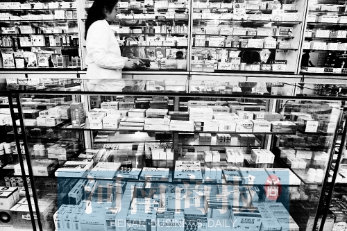 　鄭州不少藥店，也會(huì)把價(jià)格低的藥品放下層，價(jià)格高的放在醒目位置