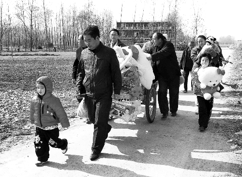 姐（左一）弟（右一護(hù)士懷中男嬰）返鄉(xiāng)，愛(ài)心捐贈(zèng)滿滿一架子車。
