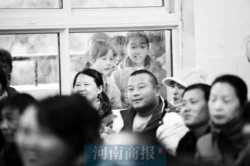 家長(zhǎng)課堂上，孩子們趴在窗戶上圍觀