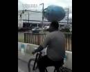開掛民族騎車頭頂煤氣罐，原地?？?腳不離車 飄逸