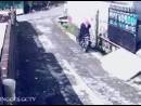 逗比劫匪騎車搶劫女子，反被女子奪車逃走