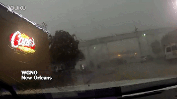 好可怕！大風把火車從橋上吹了下來