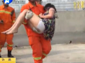 女子要跳樓 究竟為哪般？