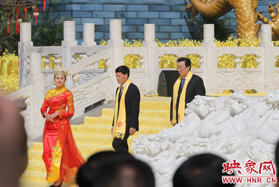 　河南省委書記、省人大常委會主任郭庚茂，河南省省長謝伏瞻敬獻(xiàn)花籃。映象網(wǎng)記者 邵恰 攝
