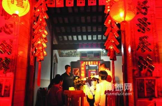 　　?？谌税殉Φ哪暌癸埛Q為“吃圍爐”。