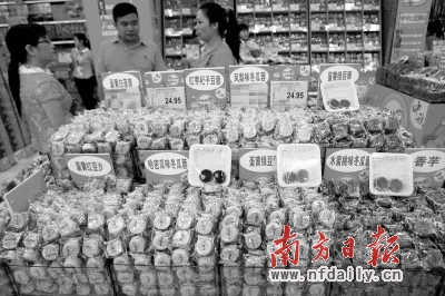 散裝月餅因其實(shí)惠的價格、豐富的口味而受到市民的青睞。