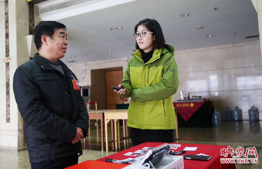 會(huì)議間隙采訪代表。