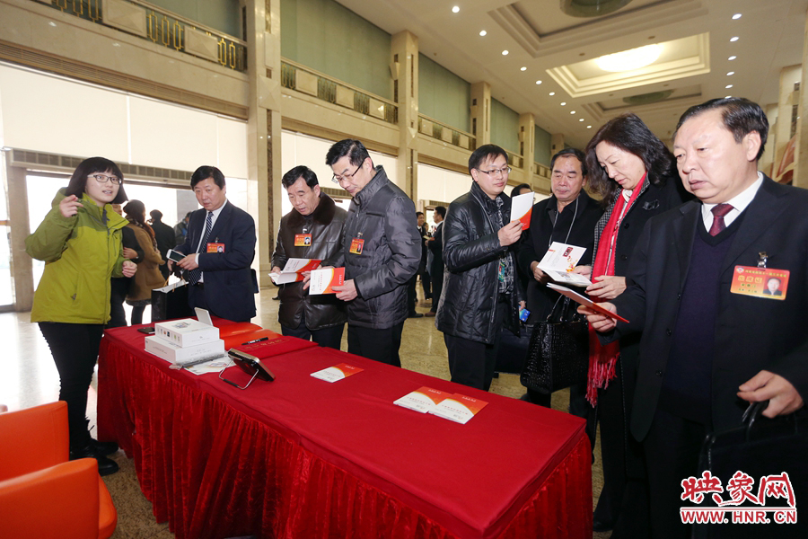 向代表、委員講解大象融媒旗下出品的新聞產(chǎn)品。