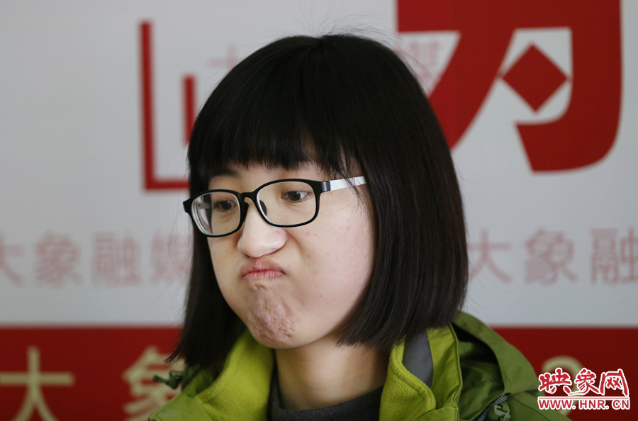 偶爾來個(gè)這樣的表情，算是放松緊張的心情吧！