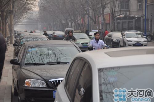　業(yè)主將車停到經一路上，給路人造成很大的不便