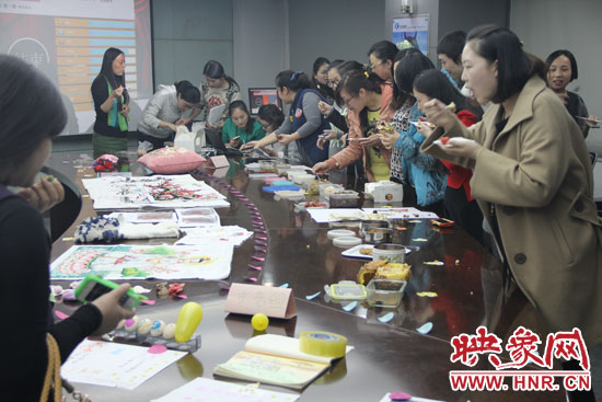 比賽現(xiàn)場熱鬧非凡，各位女神競相展示自己的作品