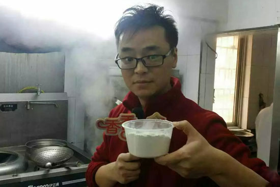 小飛手里端的是什么材料？