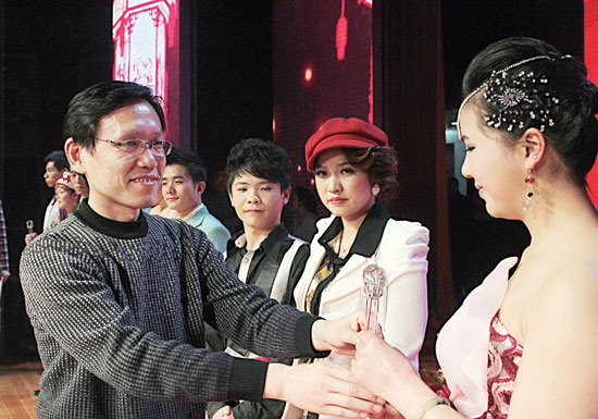 2013年2月1日，《對9當(dāng)歌》總決賽在鄭州開唱。圖為東方今報副社長胡楊為選手頒獎