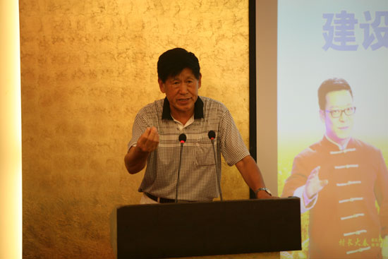 原河南省農(nóng)業(yè)廳副廳長、現(xiàn)任河南省土壤肥料協(xié)會秘書長肖興貴發(fā)表講話