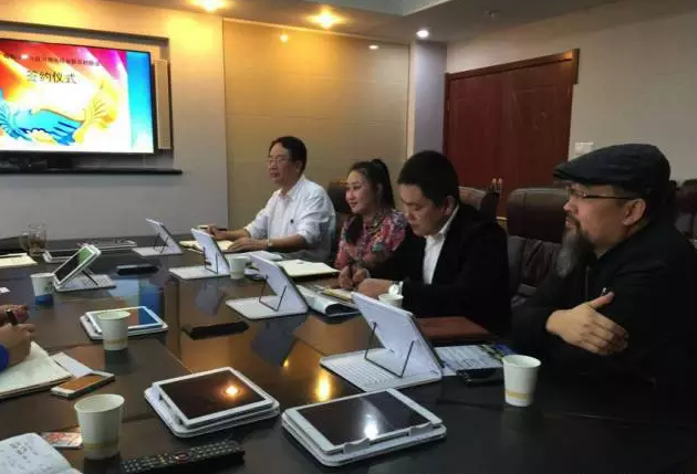 從右至左依次為趙財神，雅購供銷CEO許濤，農(nóng)團(tuán)聯(lián)盟創(chuàng)始人王婷。