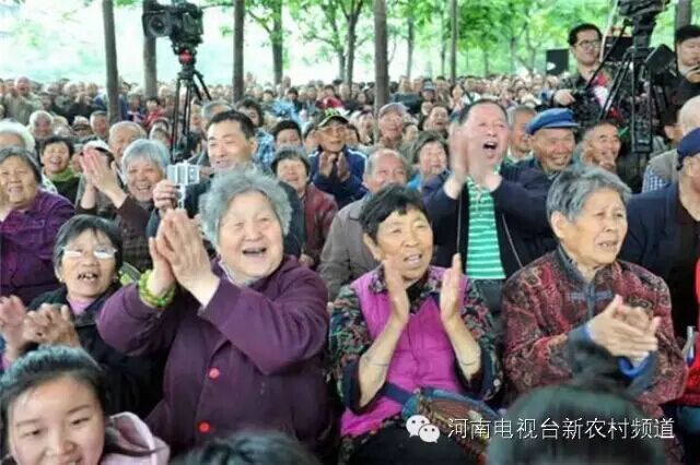 藝術(shù)家賣(mài)力演出，觀眾高聲叫好