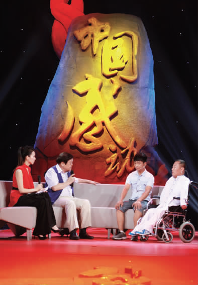 肇恒君（右一）天生殘疾，但是他自兒時起就有著一個音樂夢