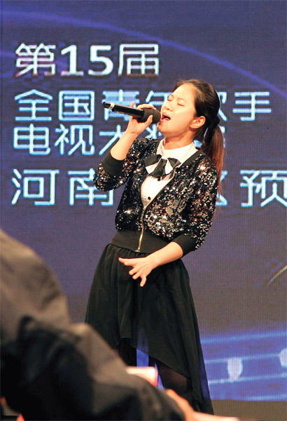 選手們演唱很賣力，要把最好的一面展現(xiàn)給評(píng)委