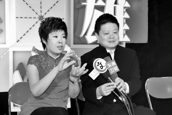《漢字英雄》主持人馬東（右）、嘉賓于丹在向媒體推介節(jié)目