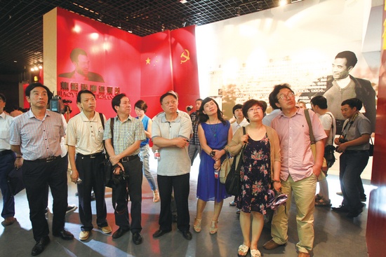 河南電視臺(tái)、河南人民廣播電臺(tái)、河南省詩歌學(xué)會(huì)的專家、詩人、記者等數(shù)十人赴蘭考焦裕祿紀(jì)念園采風(fēng)學(xué)習(xí)