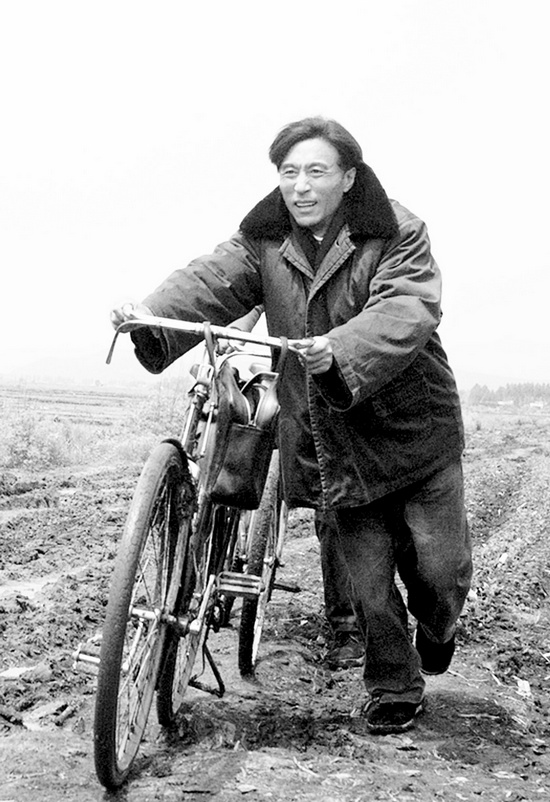 怕乘汽車(chē)跑太快聽(tīng)不見(jiàn)群眾說(shuō)話(huà)，焦裕祿下基層總是靠自行車(chē) 《焦裕祿》劇照