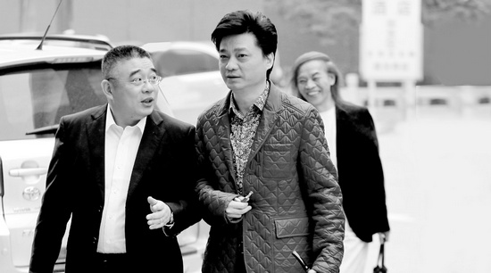 錢文忠（左）、小崔、蔡志忠（后）三位大咖步入錄制現(xiàn)場(chǎng)