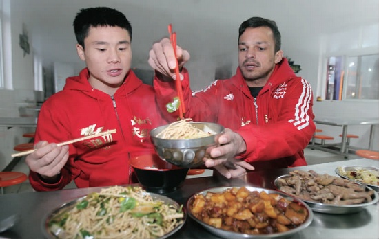 　約瑟夫一再表示食堂大師傅飯菜做得很好，他的筷子已經(jīng)用得很熟練了
