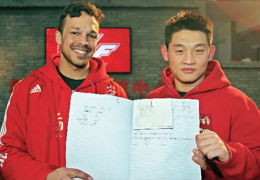 　　約瑟夫手繪了每個選手的肖像，認(rèn)認(rèn)真真地用字母拼寫出選手的中文名字附注?！翱矗@個是鄭召玉喲”