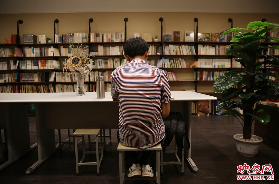 5月23日晚，鄭州一家24小時(shí)（周五、周六）書店?duì)I業(yè)。慕名而來的客人在看書。