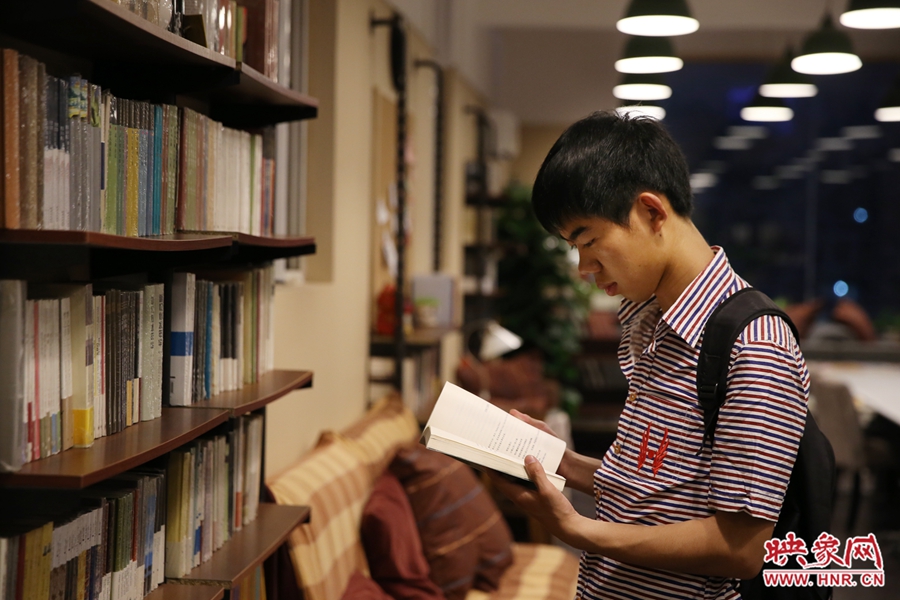 袁丙鵬，22歲，某大學(xué)大三學(xué)生：在適合的環(huán)境里看書，才能看出境界。