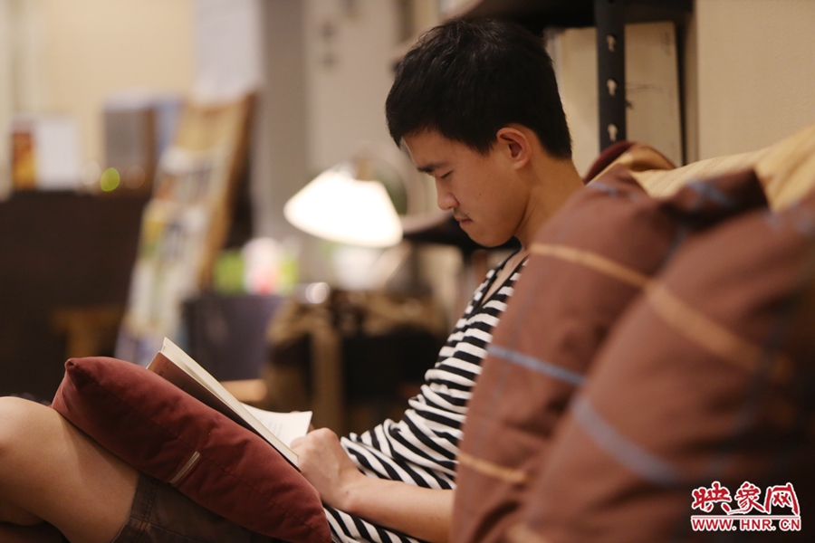 徐浩然，24歲，圖書編輯：在書店看紙質(zhì)書，意境會(huì)更深一些。