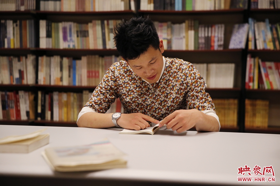 李恒，26歲，私營業(yè)主：喜歡撫摸紙質(zhì)書的感覺。