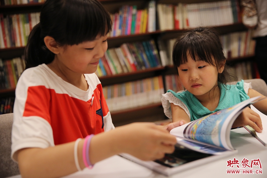 姐姐王藝茹，11歲，小學(xué)五年級(jí)學(xué)生；妹妹王有君，5歲：像喜歡看電視一樣喜歡看書。