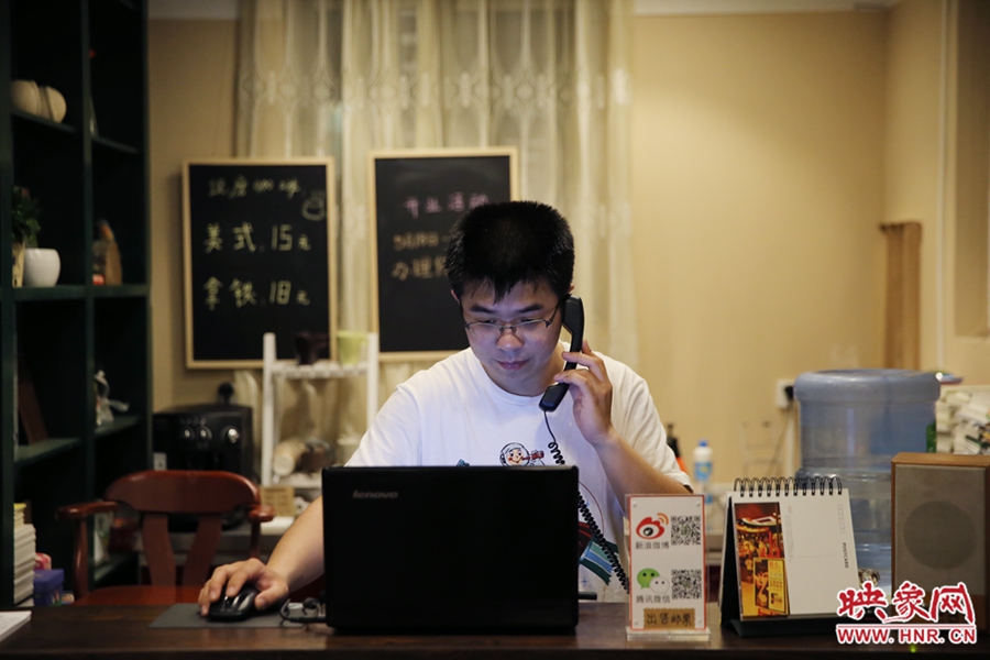 店長小博，由于書店搬遷至此，經(jīng)常接詢問地址的電話。