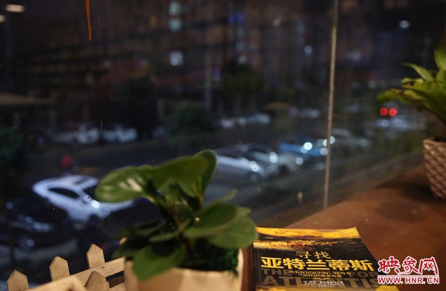 一扇窗，將喧鬧與寧靜分割。