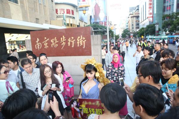 女子鬧市扮成“搖錢(qián)樹(shù)” 路人圍觀無(wú)人敢搖