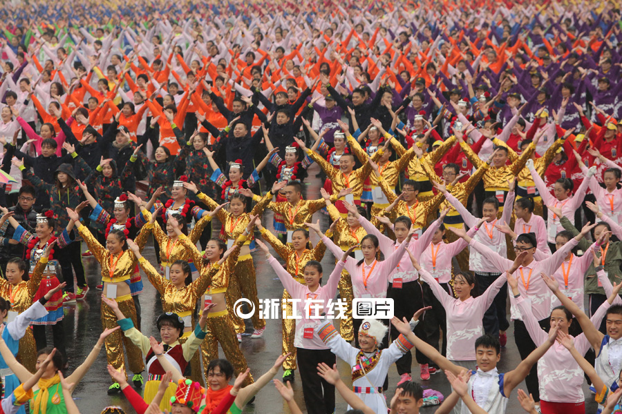 杭州3萬(wàn)余人齊跳排舞 成功挑戰(zhàn)吉尼斯