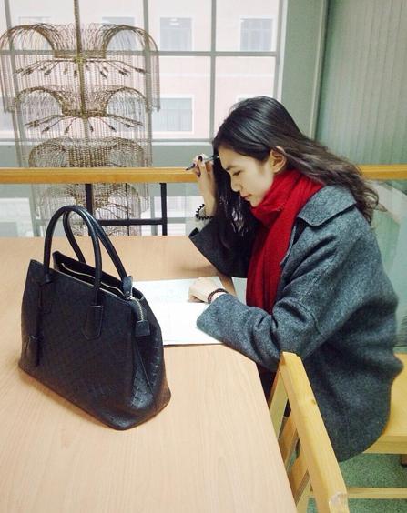 國戲?；ú排畬W(xué)霸 街拍秀修長美腿