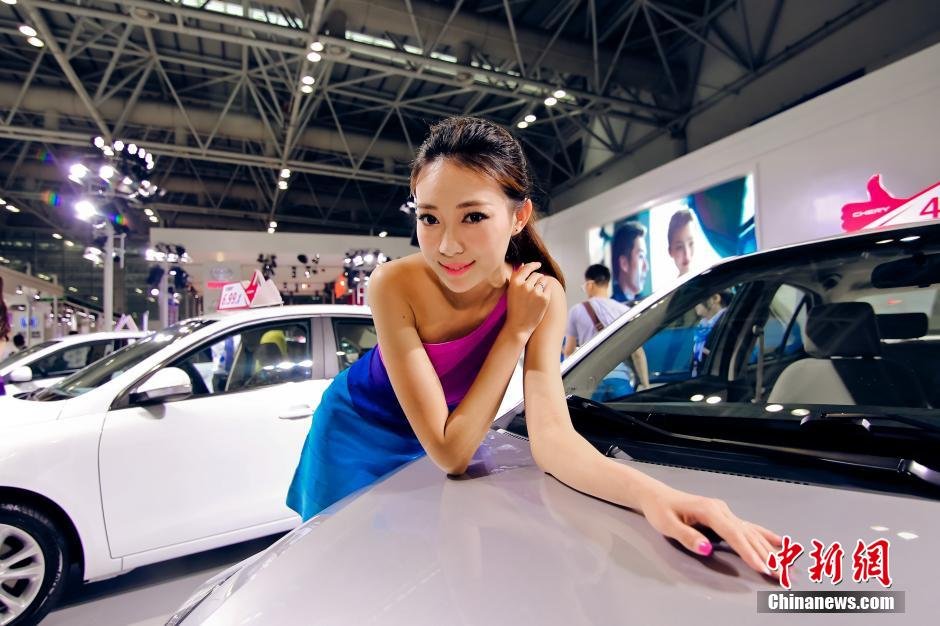 福州國(guó)際車(chē)展開(kāi)幕 眾車(chē)?！盃?zhēng)奇斗艷”