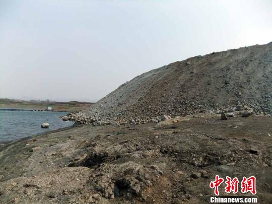 填湖造地，在鴨河水庫非法建設(shè)有越演越烈之勢(shì)。吳揚(yáng)　攝