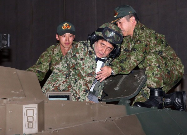 當(dāng)?shù)貢r(shí)間4月27日，日本千葉市，日本首相安倍晉三他身穿迷彩服頭戴鋼盔的登上展出中的日本陸上自衛(wèi)隊(duì)最新