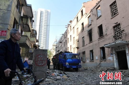 一位花甲老人站在即將拆除的樓房旁，默默地與“蘇聯(lián)樓”告別?！〉杂鸺选z