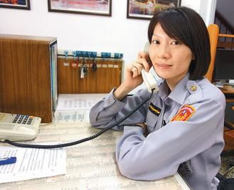 　　27歲的臺(tái)灣高雄市鹽埕區(qū)女警王文君，留一頭俏麗短發(fā)，身高175公分?！堵?lián)合報(bào)》圖