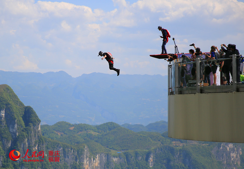 28日，2016世界低空跳傘大賽在重慶云陽(yáng)龍缸景區(qū)正式開(kāi)賽。圖為選手角逐中。劉政寧 攝