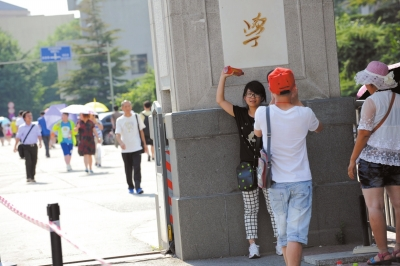 不愿排隊(duì)等待的游客只在門(mén)前留影。