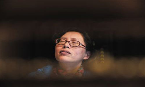 人們將醫(yī)療制度的憤懣情緒，寄托在這個(gè)走廊醫(yī)生身上，共同沉浸在受迫害的幻覺之中