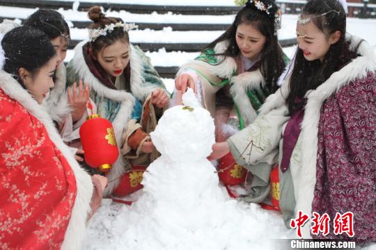 古裝美女雪中斗艷穿越古今玩“打雪仗、堆雪人”